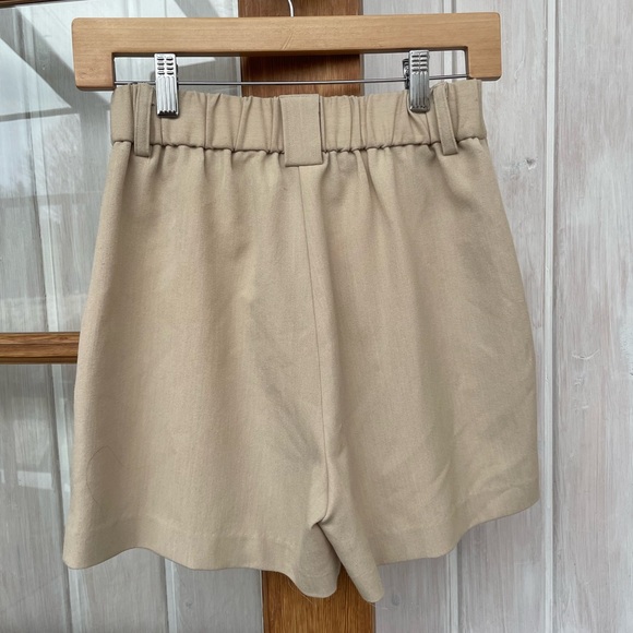 Kimberly Taylor Pleated Shorts - Picture 4 of 7